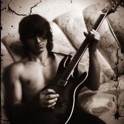 Vocalista e  compositor da Banda Doutrina,
18 anos, BH, Minas gerais!