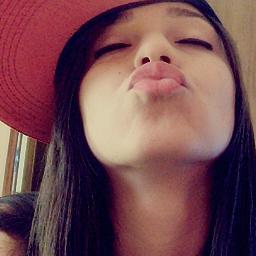 Não uso e nem suporto meios termos. Por isso, não me dôo pela metade, não sou sua meia amiga nem seu quase amor, sou Tudo ou nada.  , ℱℴℓℓℴω ?