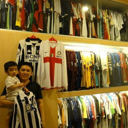 happy husband to Angeline, proud father to Joseph, football jerseys collector, gooner...
