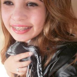 Vista algo que te deixe bem, se arrume, ajeite esse cabelo, passa uma maquiagem, se anima! Vai viver, e deixa de chorar por quem não merece nem um sorriso teu.