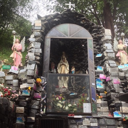 A este altar donde llegan personas de todas partes de Medellín para adorar y pedir desde el corazón a esta hermosa virgen!