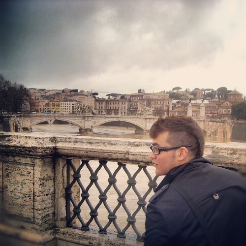 santiortiZzZ's profile picture. Pensé bastante lo que es la vida, la vida no es un juguete, tampoco una persona, tampoco un sentimiento, entonces la vida..qué es? Es tu todo y tu nada!!!