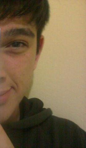 Alguém que luta todos os dias para permanecer naquEle que me ama, tentando adorar a cada dia mais e mais, não pelo que pode me dar mas pelo que Ele é... ♫