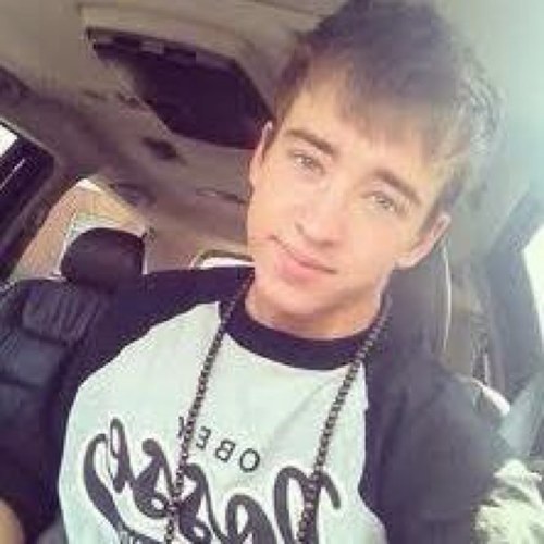 21YR OLD. SINGER/WRITER/POET SUPPORTING THE TALENTED @TheRealPSanders. @TheRealPsanders was my first follower.He followed on 5/5/11.