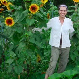 Writer, suburban gardener, agroecology student and all-around plant nerd. Tweet about gardening, food & food policy, and science in the garden.