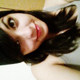 Ela é paz pra palestina, fé pra babilônia, respeito, disciplina, boba e brincalhona, estriquinina a tpm, vira felizona, ela abre o circo, ela recolhe a lona ♪