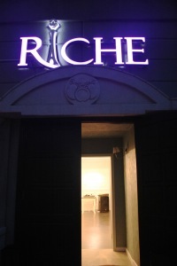 Кофейня Riche, расположенная в жилом комплексе Французский квартал, не оставит равнодушными тех, кто ценит интересный интерьер в сочетании с отличной кухней