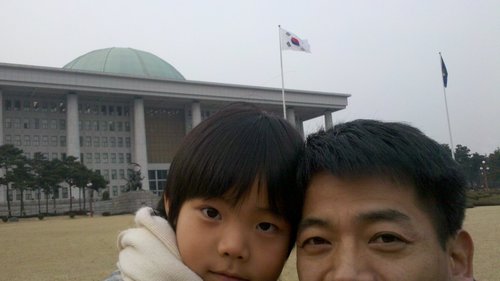 다산의 철학이 깃든 전남 강진에서 나서 자라고, 혁명의성지 광주에서 수학하고, 한때 시인의 꿈을 꾸다가, 지금은 서울에 올라와 진보당에서 민중이 주인이되는 국가권력을 꿈꾸는...