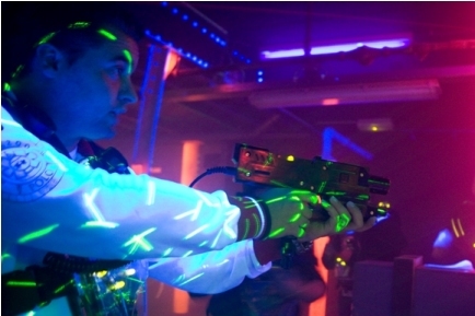 Lasergamen in een waanzinnige, mysterieuze omgeving! Je bevindt je in een ruim van een schip en waant je in een echte onderzeeër. Dit zie en ervaar je overal.