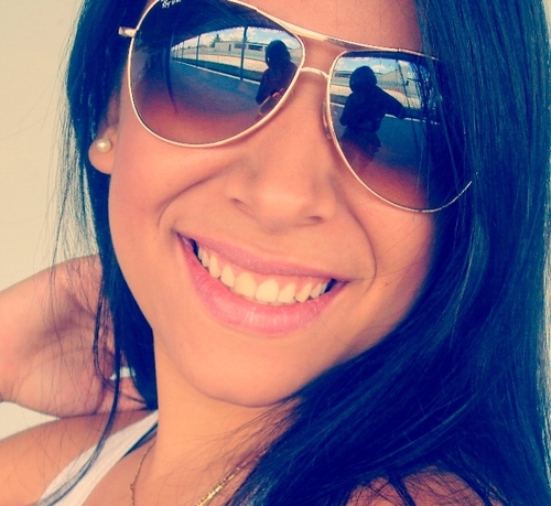 Sou uma pessoa verdadeira, não vou ser hipócrita e ficar sorrindo pra quem não merece o meu sorriso.