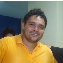 Casado e pai de uma garotinha. professor de Guitarra e estudante de Direito.