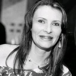 Uma pessoa alegre e que procura sempre ser feliz.