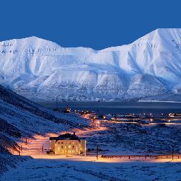 Restaurant, vinkjeller, konferanse, kafé. “Huset” er Longyearbyens mest legendariske bygg og har Skandinavias største vinkjeller.