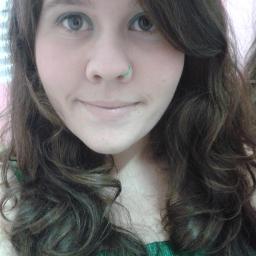 Sua cor preferida é o verde, adora mexer no cabelo, curte rock fala inglês, odeia filme de terror, tem ciumes dos amigos, teem medo de escuridão (8)'