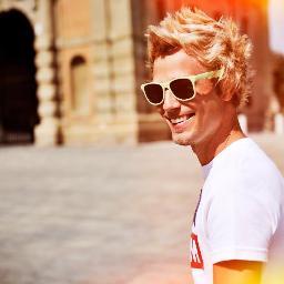 TiagoPrvos's profile picture. Follow moi ou je te baisse ta culotte .