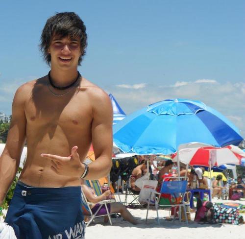 Amo el futbol,la musica,estar con mis wiros,la pizza.. so, follow me!