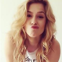 (...) Nos seus olhos eu encontrei a razão de viver e sonhar, eu sou uma menina apaixonada por um principe @ChayLeao