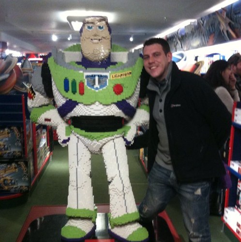 Owner of SRW ELECTRICAL & SERVICES Amature astronomist,Tottenham fan,keen carper and thrill seeker !
