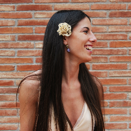 Publicitaria y PR. Enamorada de la moda y fanática de hacer pasteles. Entre BCN-MDR. Querer a alguien es + que decir te quiero.