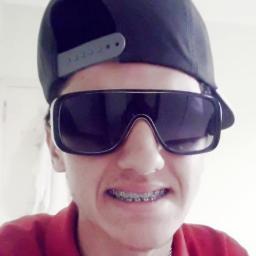 QUERO MAIS É SER FELIZ , MAIS NADA ME ENTERESSA .(8'
