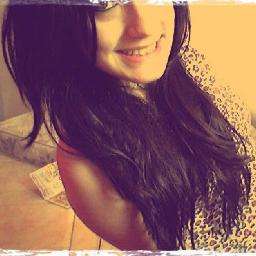 Sou simplesmente uma menina alegre,rockeira,engrasada e q gosta de uma boa coca-cola segue q eu te sigo de volto ok? Bjuss ...