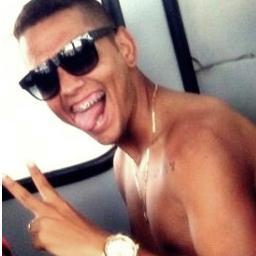 Servo do Deus que muda histórias. Filho dos 3 : Pai , Filho, e Espirito Santo.  ( Atleta Profissional de Futebol )