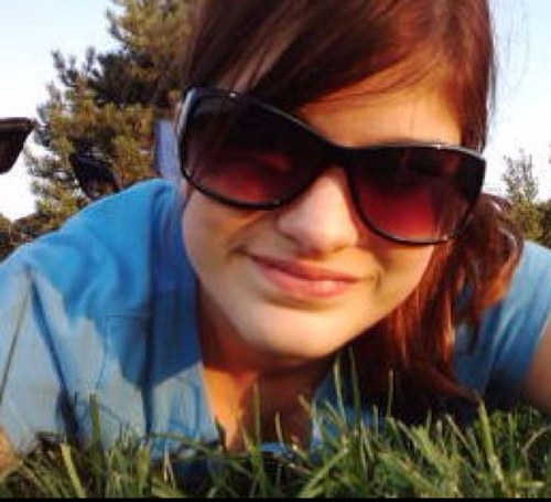 heyy im a nice person i love to play soccer and hang out with y bestie jess :D