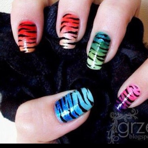 Als je ons een foto van jou eigen nagellak idee instuurd krijg je een followback. de mooiste fotos worden retweet.