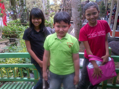 Hay nama saya eighen tri andia sekolahku di sdn 05 pagi aku punya boyband namanya star junior yaitu personilnya ada 5 yaitu zian,eighen,rendy,kenny,dan george