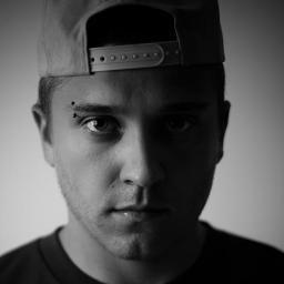 Jeune photographe Nîmois, qui profite de sa passion tant qu'il peut! Un peu geek sur les bords aussi!http://t.co/3TmMEObT