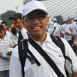 Seorang pria yang ingin bercerita dan orang lain tertawa karena cerita itu