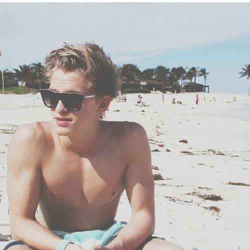YELLOW! I mean YO! I throw starburst at people. (Only when Im bored). 98% of my tweets are about Cody Simpson. Sorry! Just tweeting what's on my mind.♡ ;) xoxo