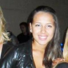 eu converso sozinha,canto errado,dou risadas dos meus tombos, faço palhaçadas,conto piadas sem graça e acho graça, e q mais ainda? kkkkk