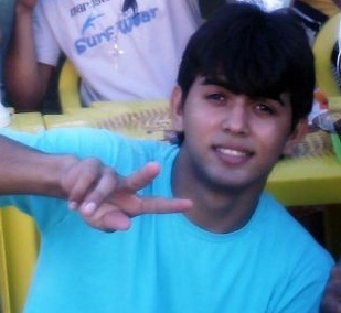 é o carinha que mora logo ali.