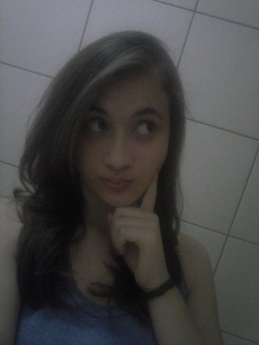 14 anos,namorando,sincera,come doce e bla bla bla bla..