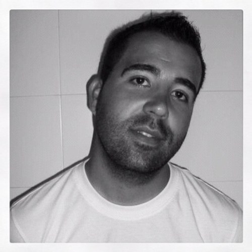 Administrativo, Graduado en Magisterio de Educación Primaria por la Universidad de Valencia y gran aficionado a la musica Dance y House.