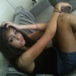 Eu posso estar triste,quase morrendo por dentro + quando estou perto das pessoas eu escondo mt bm e apareço cm um grande sorriso no rosto