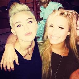 so what if i smoke mari? head in da clouds, feet in da ground. bangin' @fakefancyliam all day every day. 
awks; lovato username, miley fake. yolo.