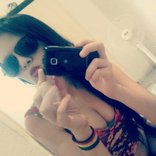 sou fã e amo @caco_grandino e amo o nx zero,meu nome é jennyfer vilma e tenho 22 anos.