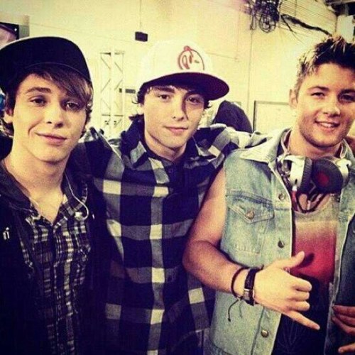 Emblem 3 is gonna win this guys we gotta vote every week!  Every vote counts!