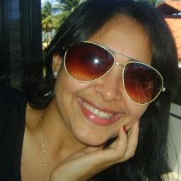 Sou uma mulher madura, que as vezes brinca de balanço. Sou uma criança insegura, que as vezes anda de salto alto.