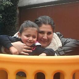 Soy informática, y también me dedico a las Terapias Alternativas; además me encantan los animales!! :)
