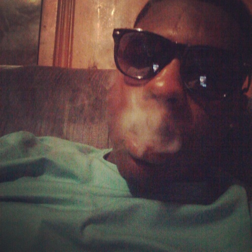 there's really Nutin to explain I am Wat yu see da only thing dat make mi world spend is green rectangles#free frank