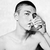 难过就蹲下……抱抱自己