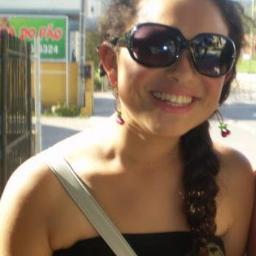 Não faça nascer um sorriso dizendo te amo, para depois rolar uma lágrima, dizendo me esqueça.