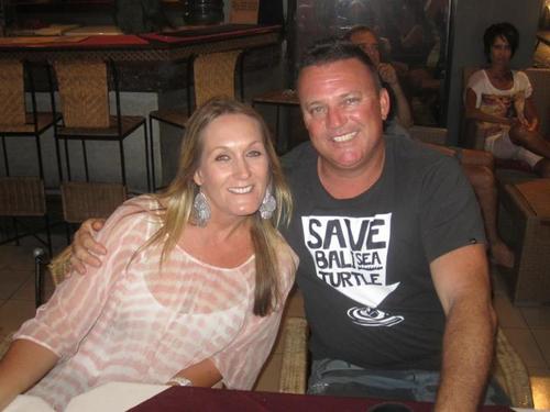 North Melbourne Supporter who enjoys his mates company over a couple of Frothies..........