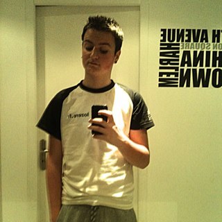 ElUrbain's profile picture. Yo Urbain 14 ans ! Le seul mec qui te feras avoir un orgasme en 140 caractere !Reddio