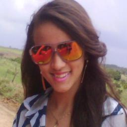 O que tem por trás desse sorriso
Que me deixa fissurado em você
É um misto de desejo e vício
Já tentei mas não consigo entende