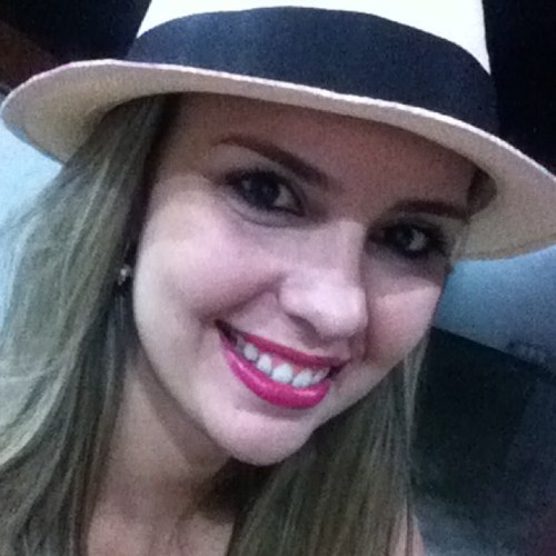 Uma mulher simples, com um coração enorme, profissional dedicada, que valoriza a familia mais que tudo na vida!