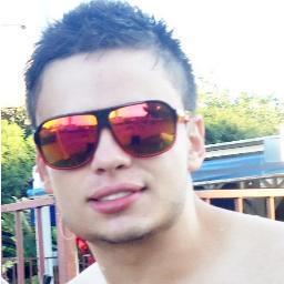 19, Flamenguista, sarcástico, ignorante, irônico, paranoico, chato bagarai, estudante de enfermagem.
